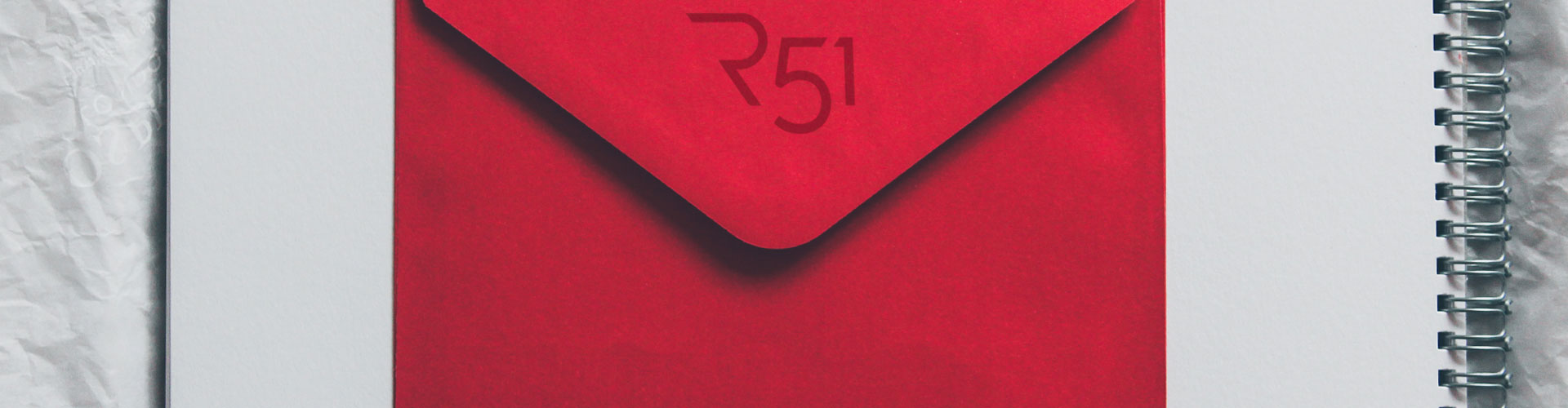 Headerbild mit einem roten Briefumschlag