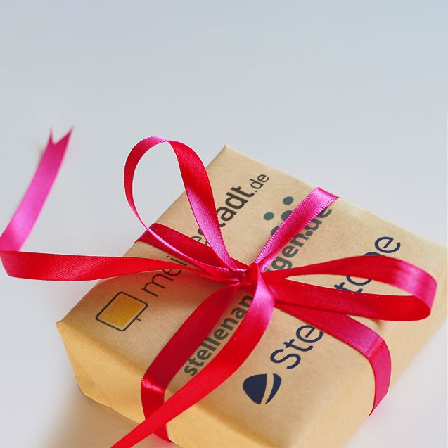 Headerbild von einem Geschenkpaket mit Aufdruck von den Indeed, Yourfirm, meinestadt.de und Stellenanzeigen.de Logos.