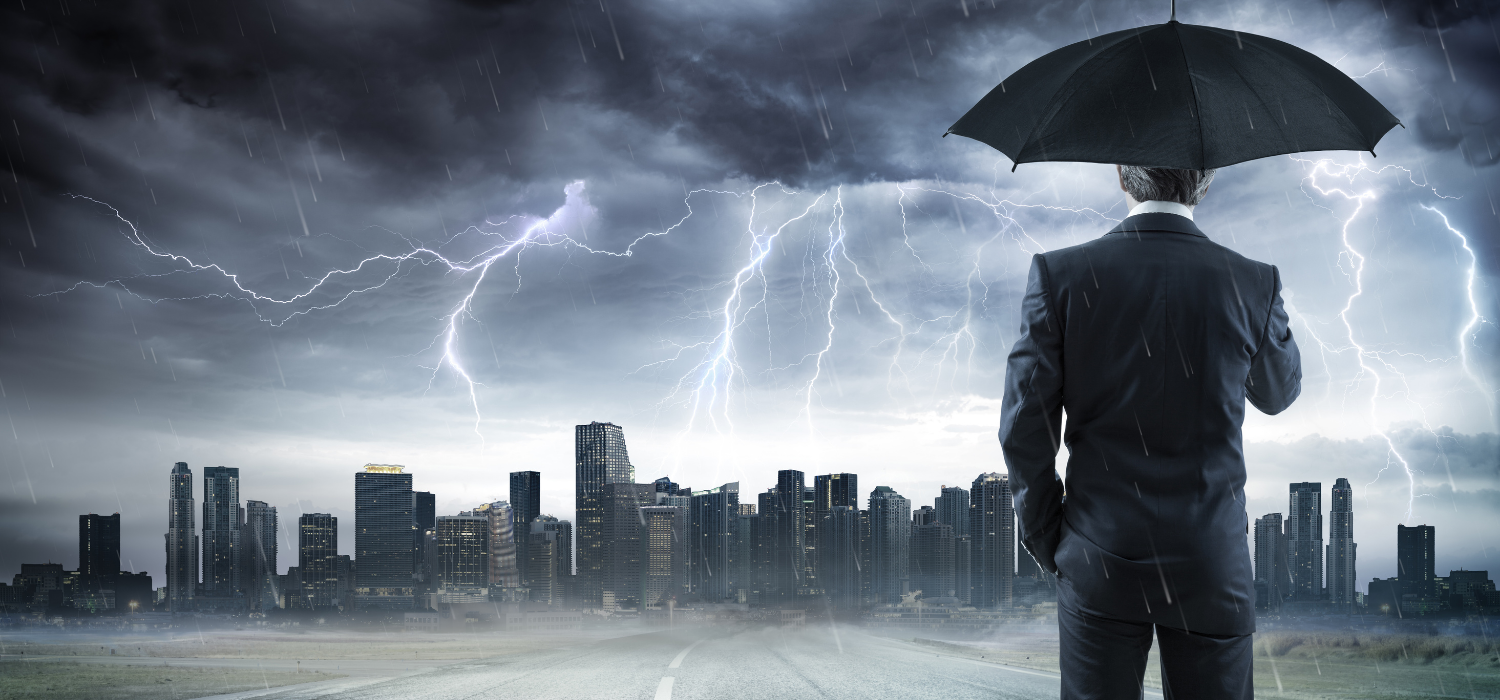 Mann mit Regenschirm die Stadt beobachtet und es gewittert