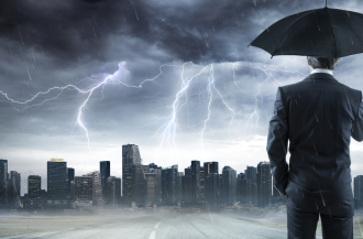 Mann mit Regenschirm die Stadt beobachtet und es gewittert